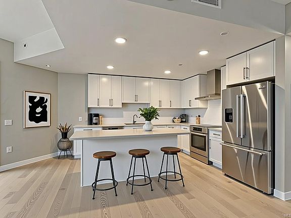 4th image of 3529 Dolphin Dr #604