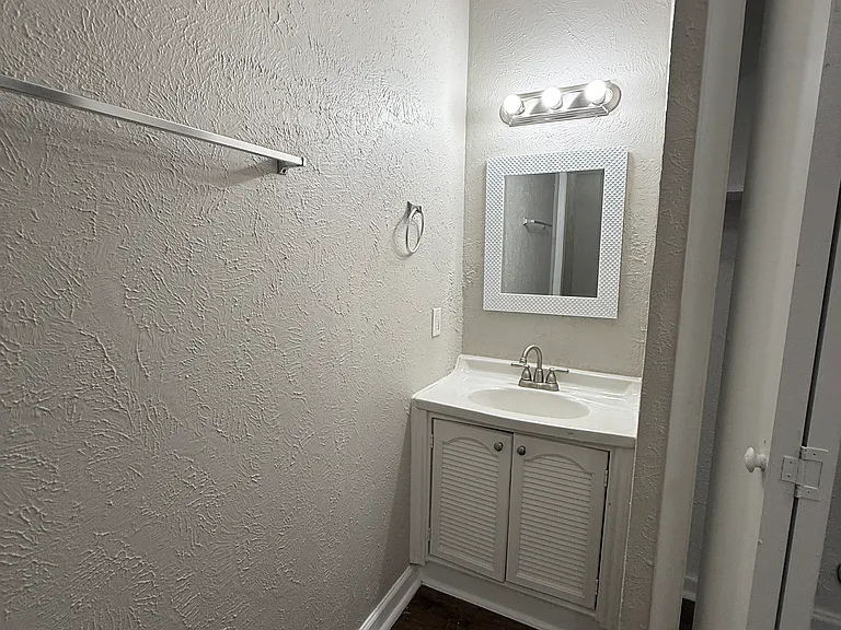 1912 Williams Dr — Photo 2