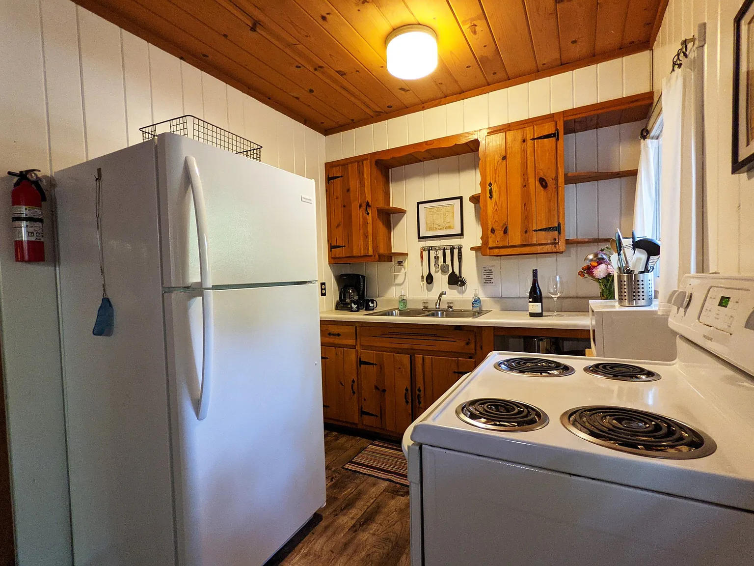 All-Inclusive Furnished Lakefront 2BR Cabin Utilities, WiFi & Plowing Included | Eagle River Area — Photo 4