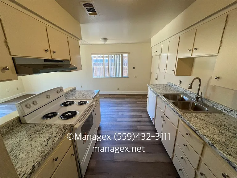 1828 W Gettysburg Ave — Photo 4