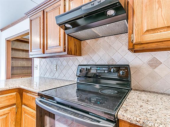 3rd image of 4012 Driftwood Cir
