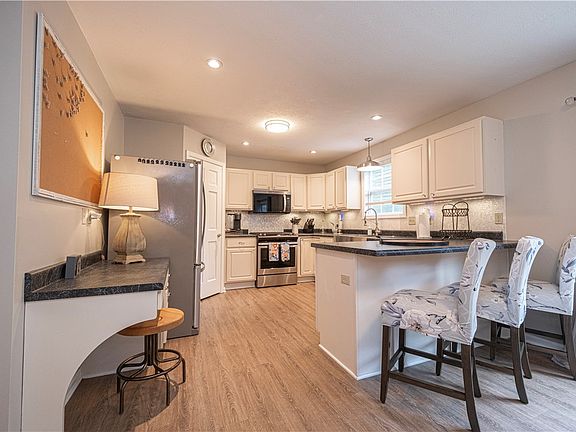 5th image of 435 Cottage Ln