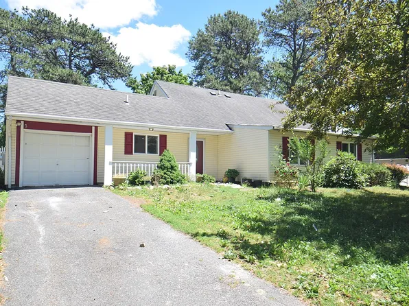 3 Willow Ct, Medford, NY 11763