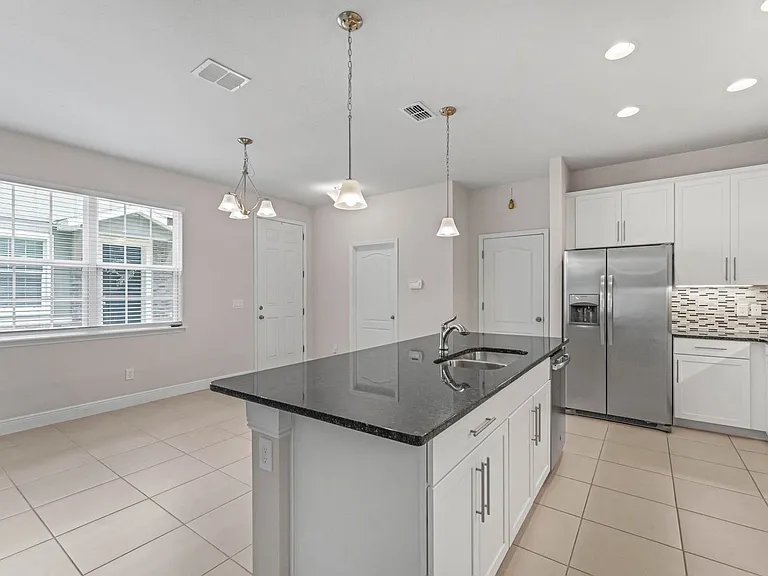 569 Bethesda Ct — Photo 6