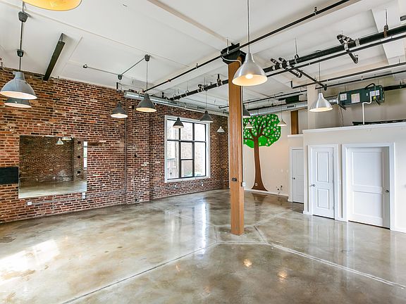 2nd image of 3421 Richmond St #113