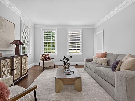 4th image of 8 Sterling Ct