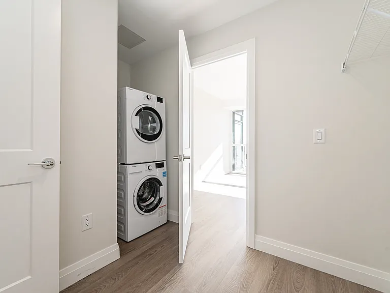 460 Columbia St W — Photo 31