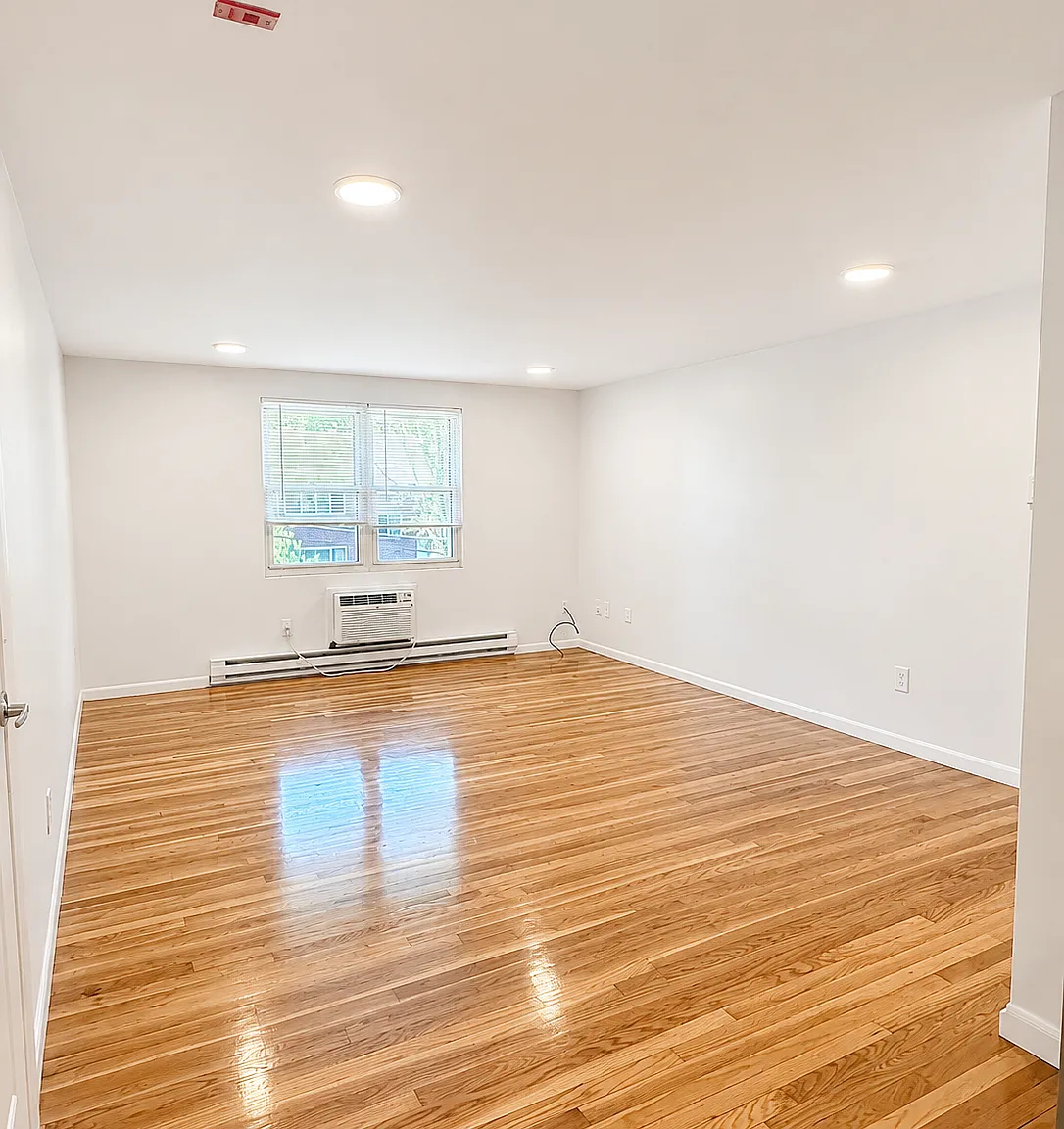 2 bed, 750 sqft, $2,292 — Photo 2