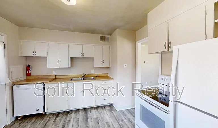 1214 Janes Ln — Photo 1