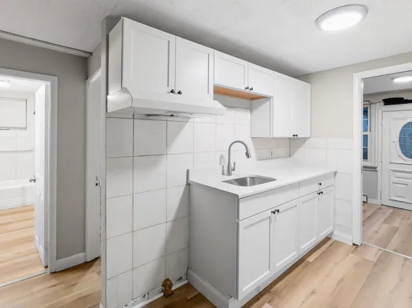 West Warwick Complex, 82 Pond St APT 2, West Warwick, RI 02893