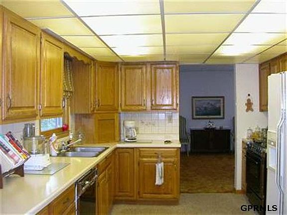 5th image of 8821 Blondo St