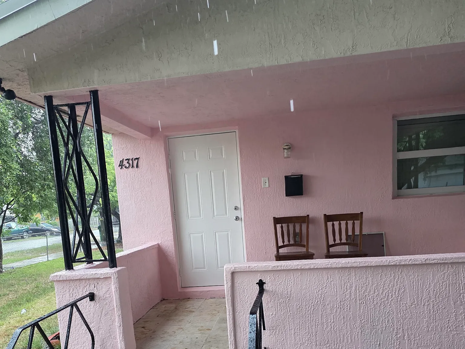2 bed, 800 sqft, $2,300 — Photo 1