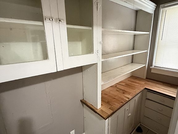 4th image of 210 Flower City Park APT 2