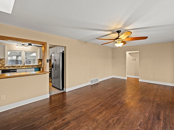 4th image of 919 Alexander Cir