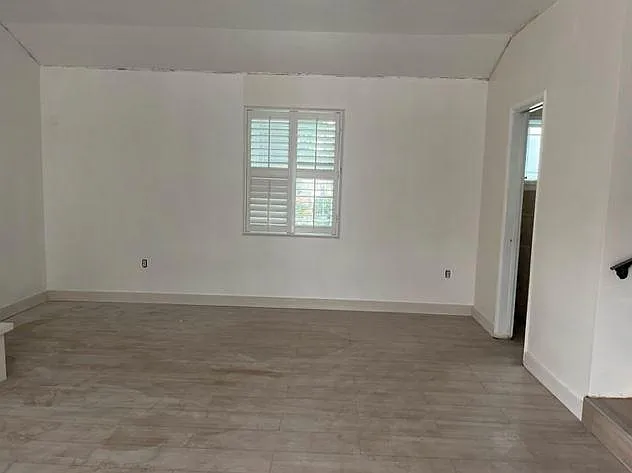126 E Wistaria Ave — Photo 2