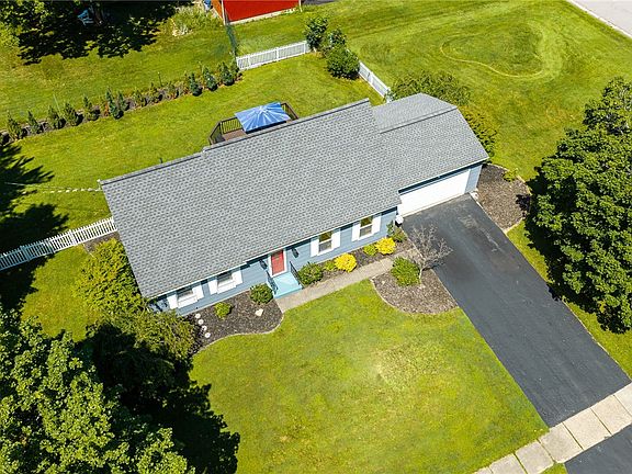 4th image of 93 Glen Acre Dr