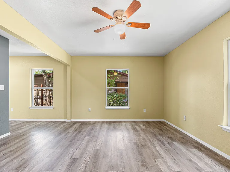 906 Attas Ave — Photo 2