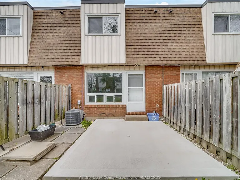 5486 Lassaline Ave — Photo 27