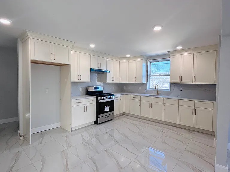 546-550 E 25th St #3 — Photo 2