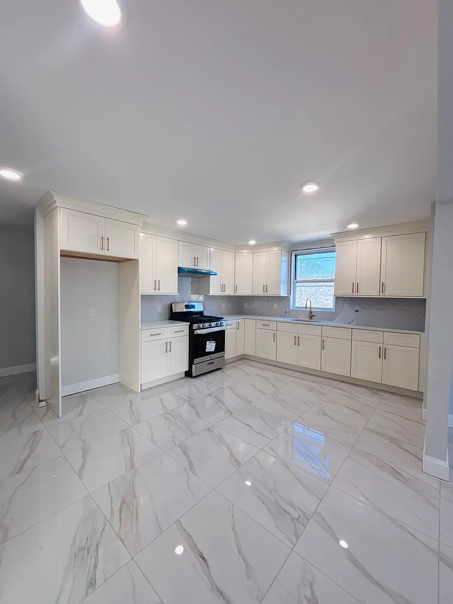 Building Photo - 546-550 E 25th St #3