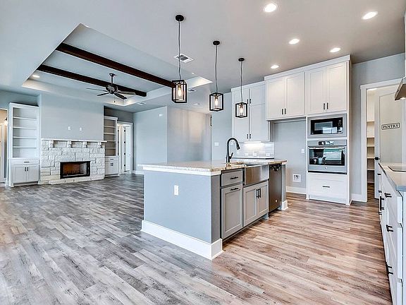 3rd image of 404 S Creekway Ln
