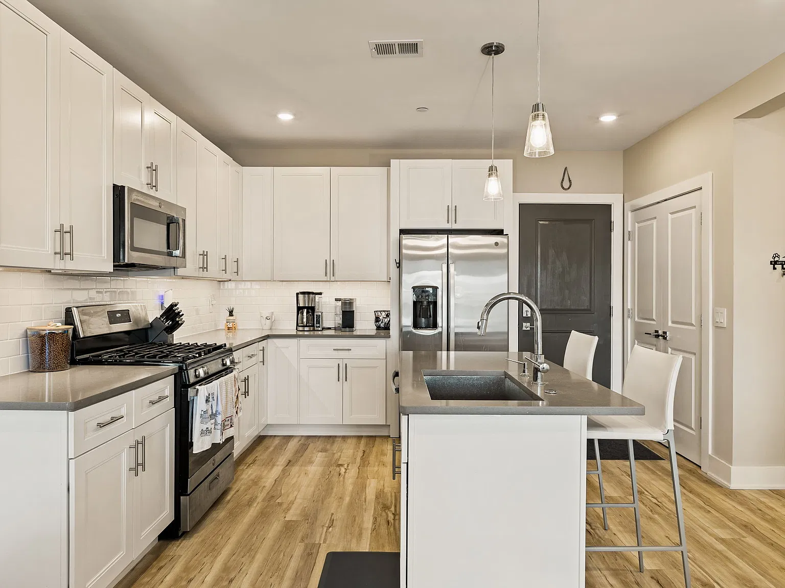 3 bed, 1237 sqft, $3,750 — Photo 2