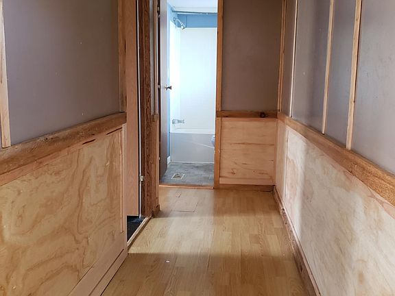 4th image of 137 Glenway St