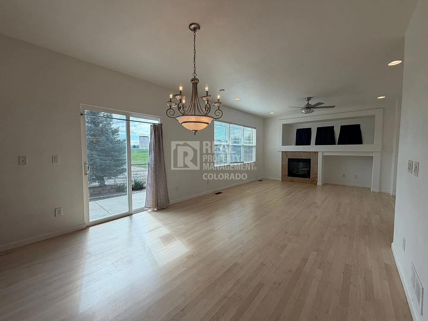 Spacious 3-Bedroom Home in Murphy Creek with 2-Car Garage & Fireplace — Photo 3