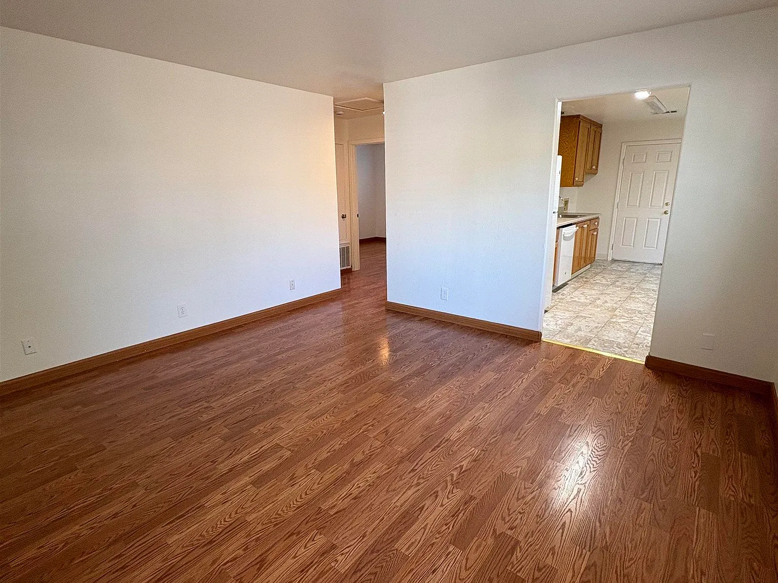 2 bed, 800 sqft, $2,300 — Photo 2