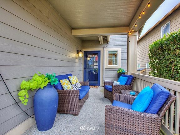 Covered front patio, great for entertaining!