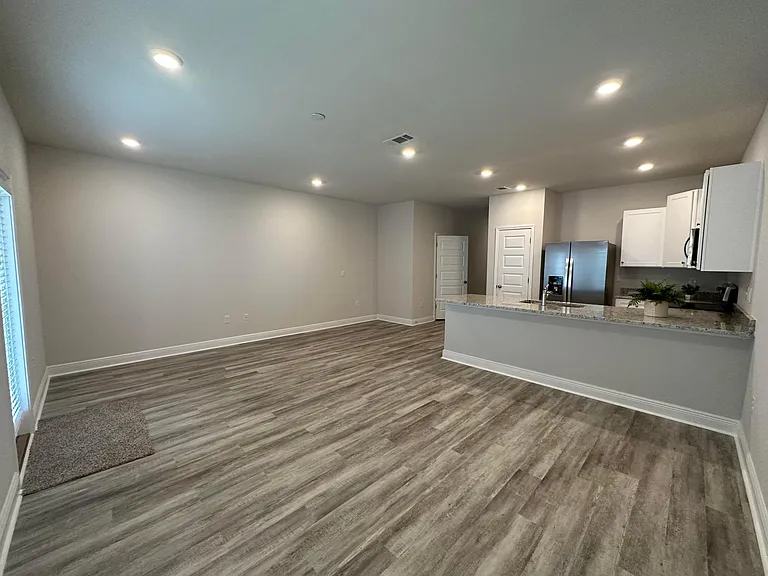 1025 McLaren Cir — Photo 8