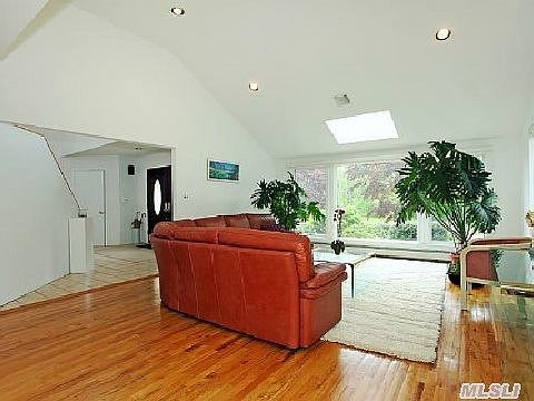 3rd image of 8 Clearmeadow Ct