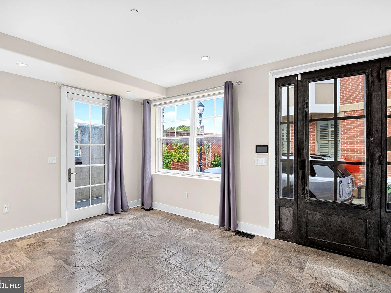 3 bed, 4.5 bath, 3500 sqft, $5,500 — Photo 3