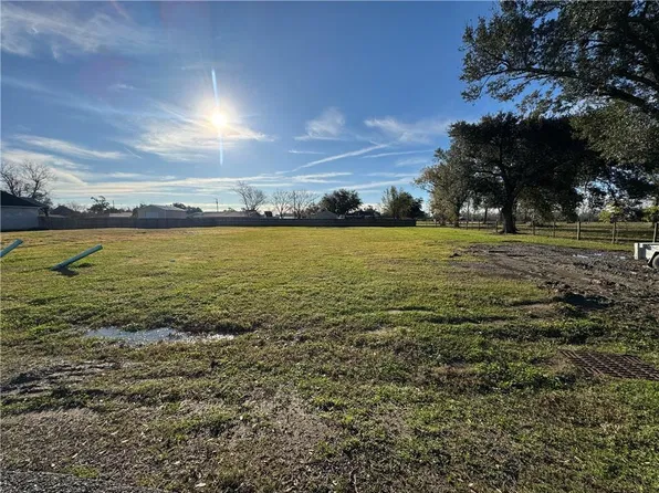 649 Oak St, Hahnville, LA 70057