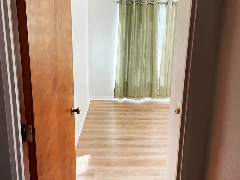 Enter front bedroom from hallway
