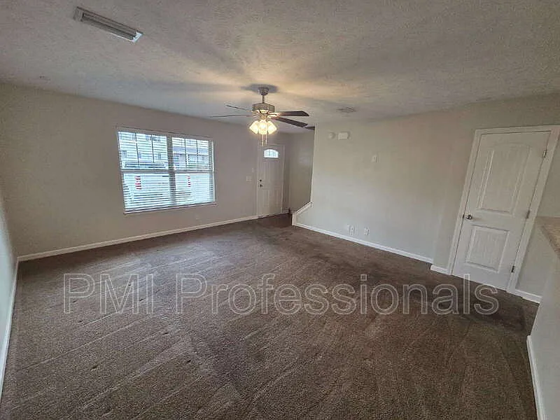 3 bed, 2.5 bath, 1279 sqft, $1,799 — Photo 3
