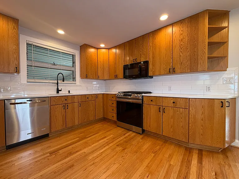 126 Median Dr — Photo 2