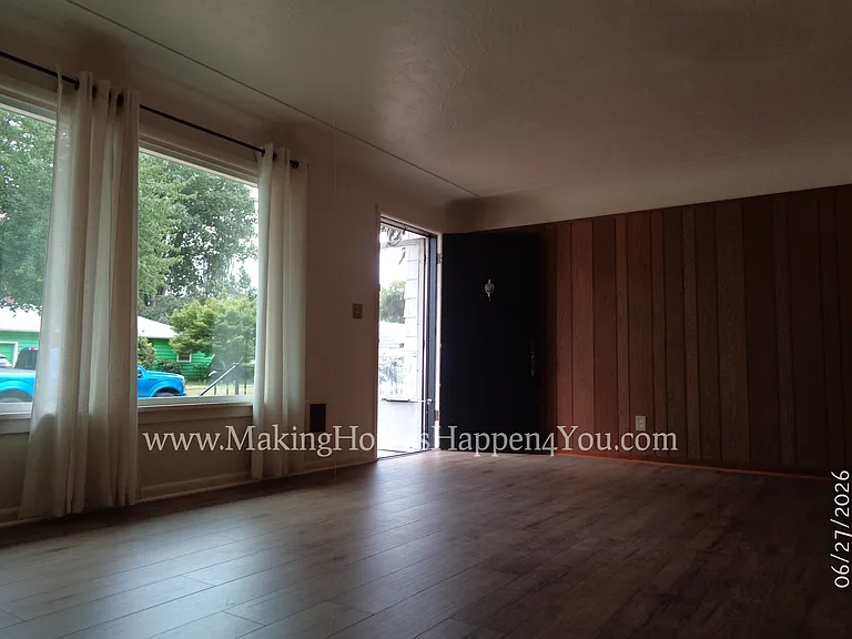 1945 23rd St NE — Photo 9