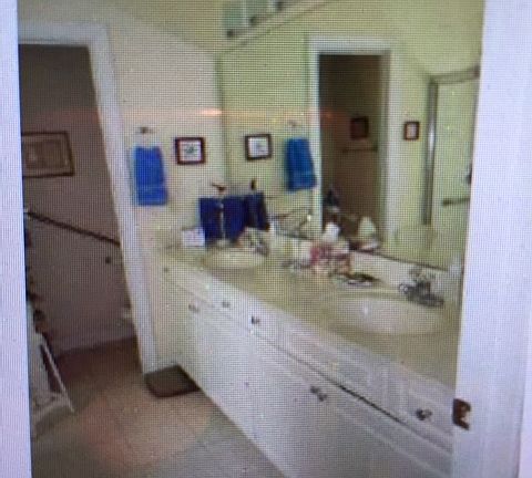 2nd image of 2 York Woods Pl