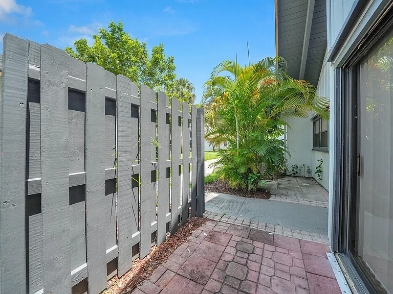 100 Sparrow Dr #13 — Photo 4