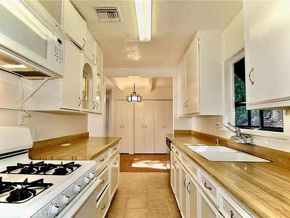 5th image of 21470 Providencia St