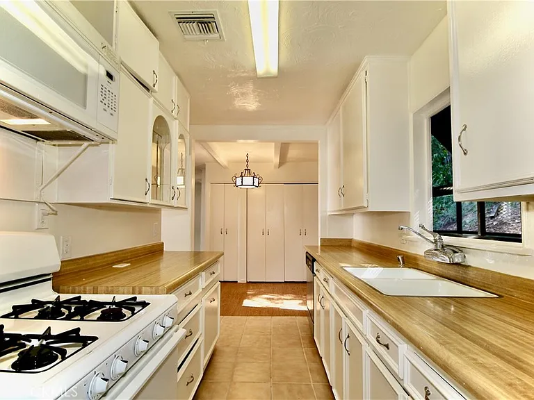 21470 Providencia St — Photo 5