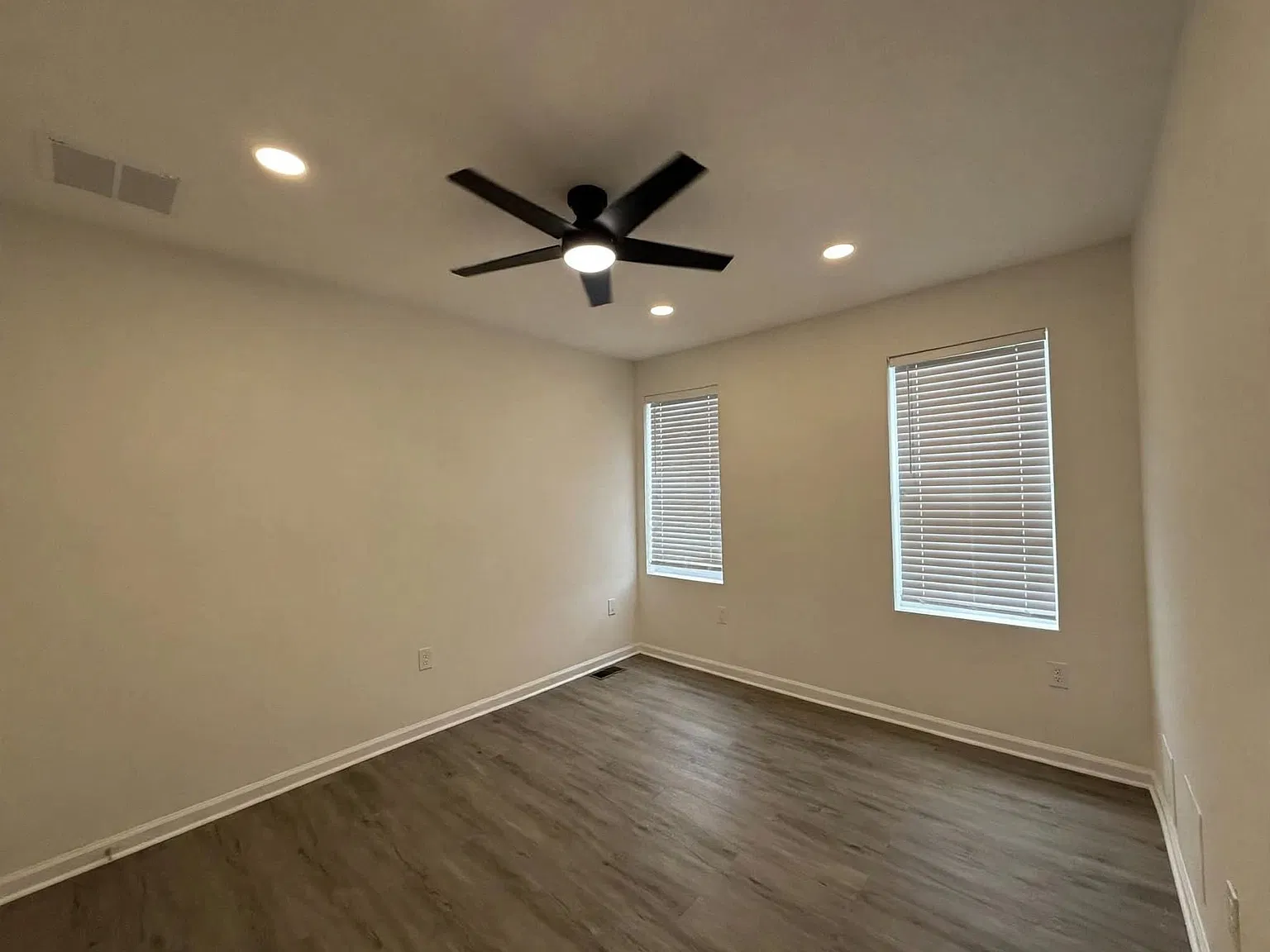 3 bed, 1100 sqft, $1,950 — Photo 2