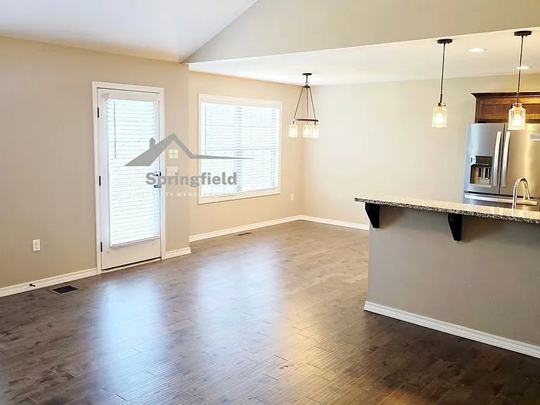 2415 E Mission St — Photo 12