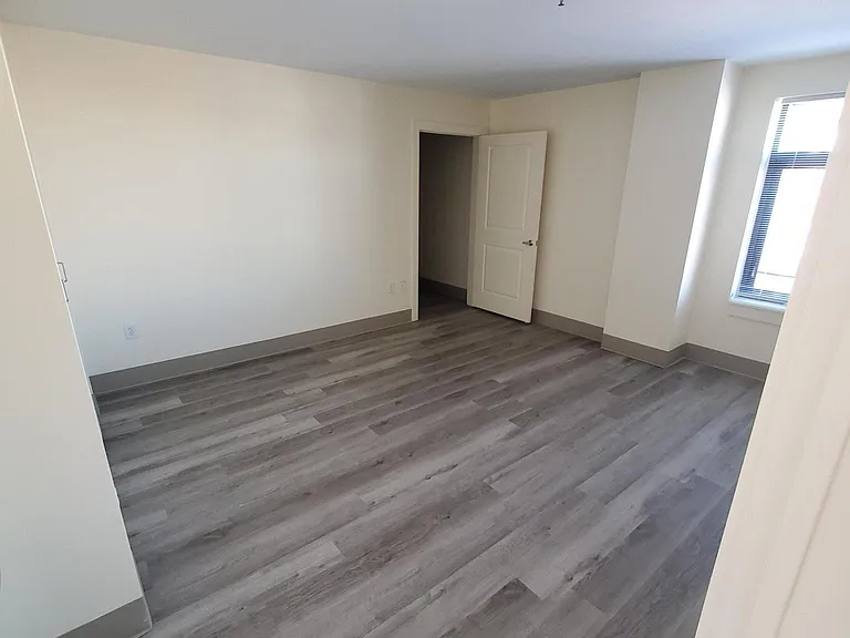 Rowe Apartments — Photo 18