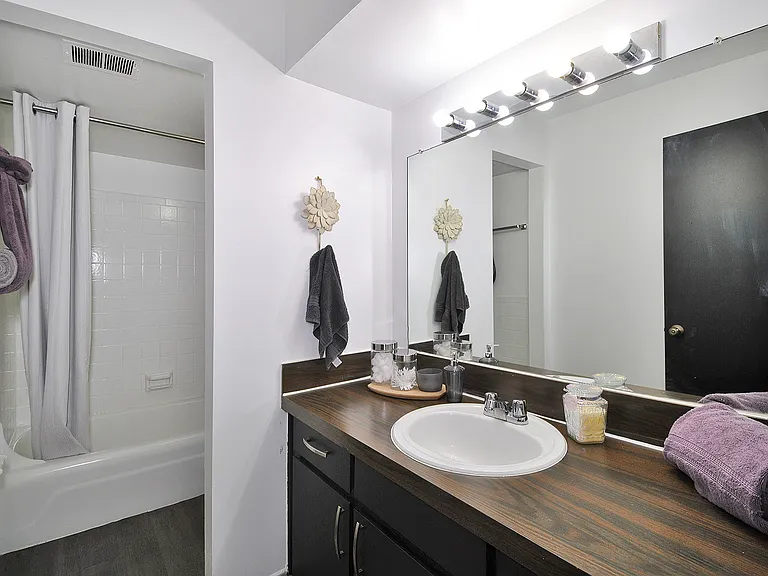 Woodcrest Apartments — Photo 16