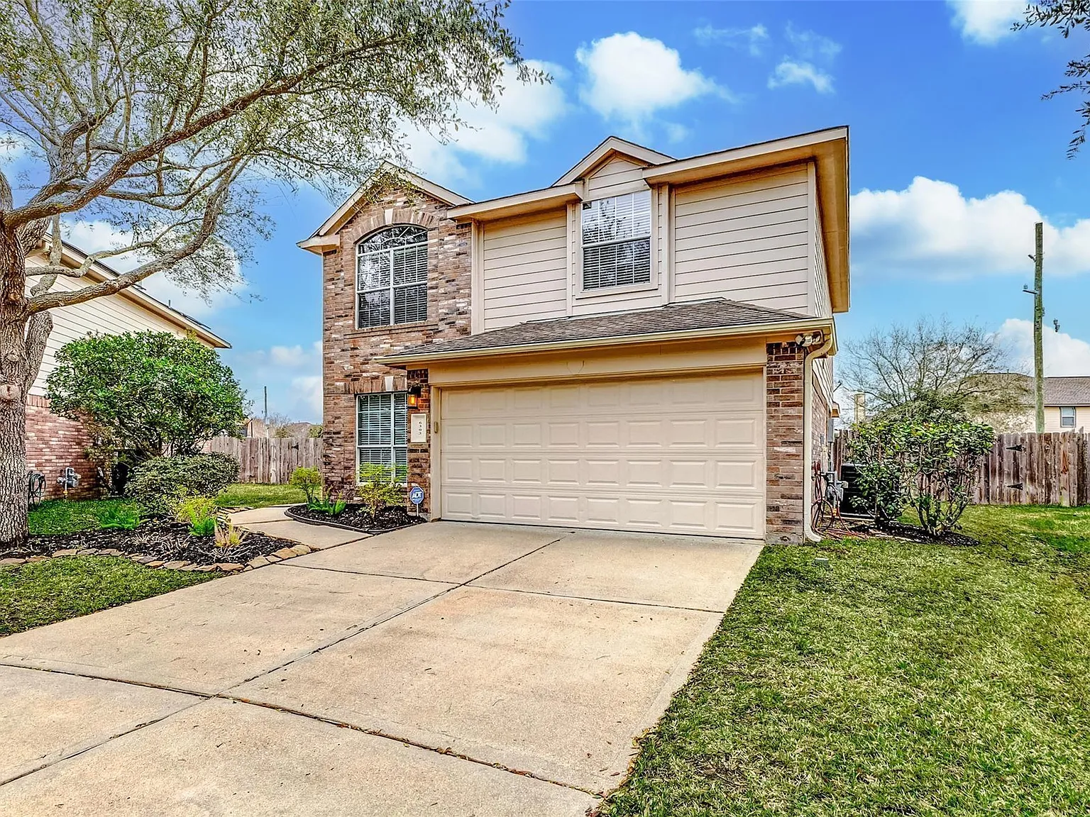 3 bed, 2.5 bath, 2243 sqft, $2,500 — Photo 2