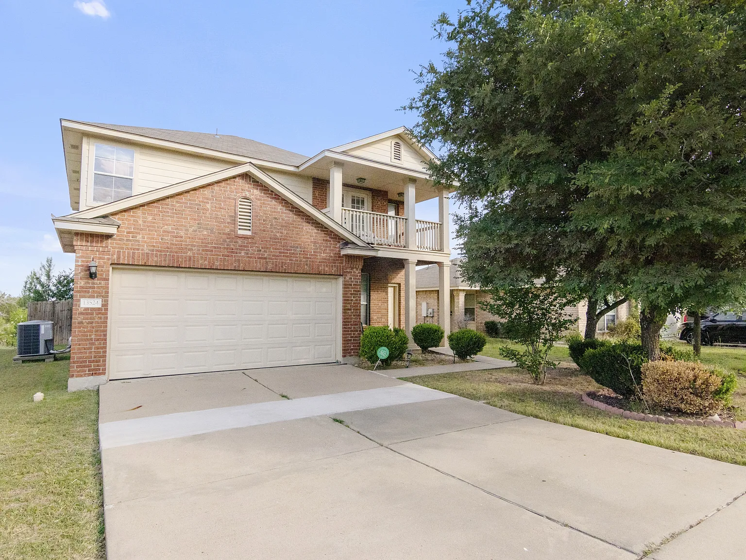 3 bed, 2.5 bath, 1870 sqft, $2,000 — Photo 2