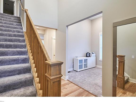 3rd image of 989 Hawkin Ln