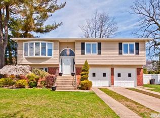 8 Cypress Ln, Plainview, NY 11803